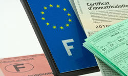 © Unclesam - fotolia.com plaque immatriculation, permis, assurance, carte g