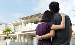 © - fotolia.com Family with dream house