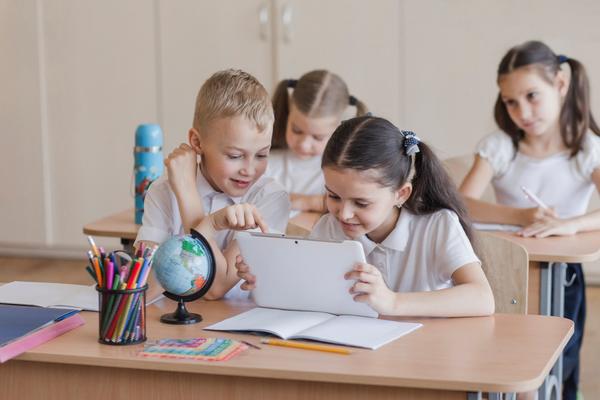 kids-using-tablet-during-lesson