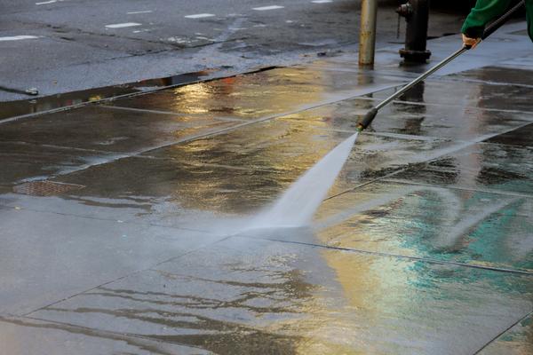 high-pressure-cleaning-driveway-water-splashing-as