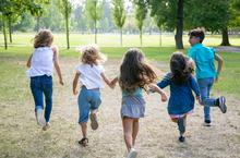 groupe-enfants-qui-courent-ensemble-herbe-ayant-co