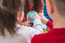 enfants-qui-regardent-touchent-globe